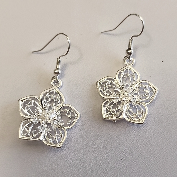 Fashion Jewelry Jewelry - Silver Lace Flower Dangle Earrings